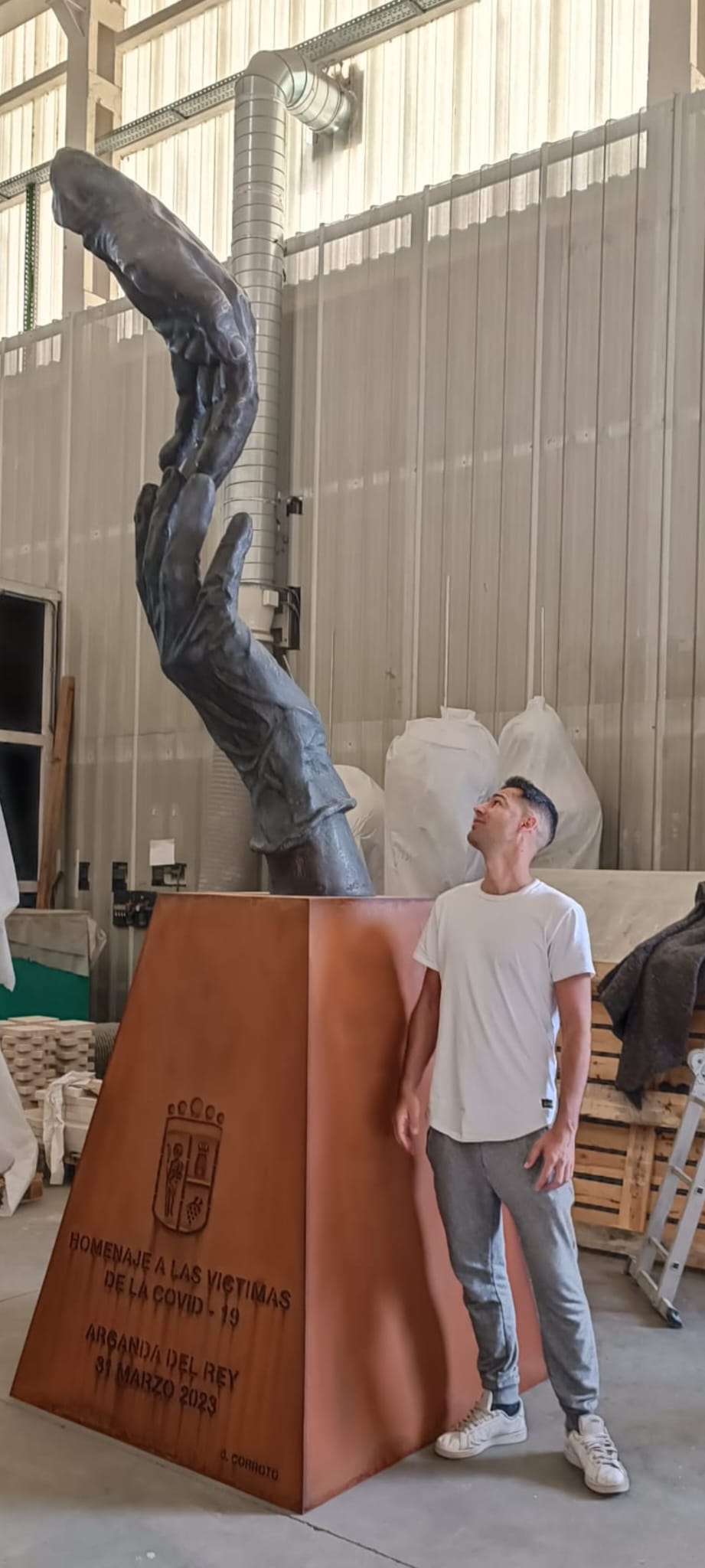 Jonathan Corroto junto a su escultura en el taller